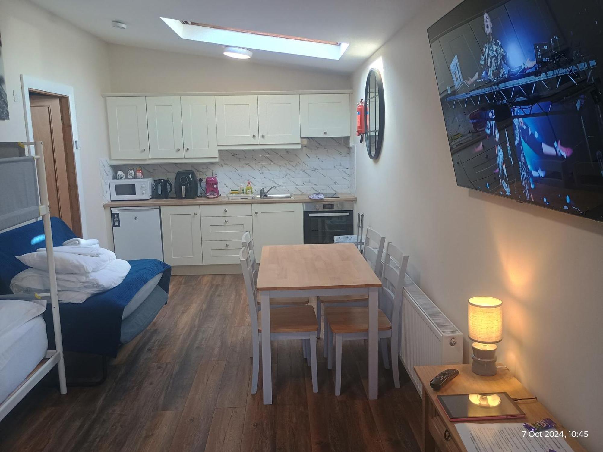 Matty'S Pub - Apartment'S カーロー エクステリア 写真
